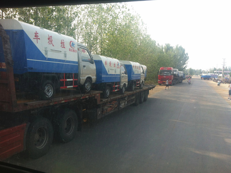 圖為準備發車至山西的小型<a href=http://www.suruobin1220.com.cn/ljc target=_blank class=infotextkey>垃圾車</a>