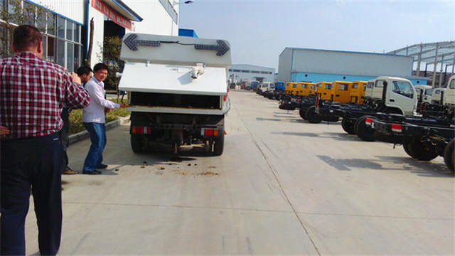 內(nèi)蒙客商正在參觀五十鈴<a href=http://www.suruobin1220.com.cn/saoluche/ target=_blank class=infotextkey>掃路車</a>