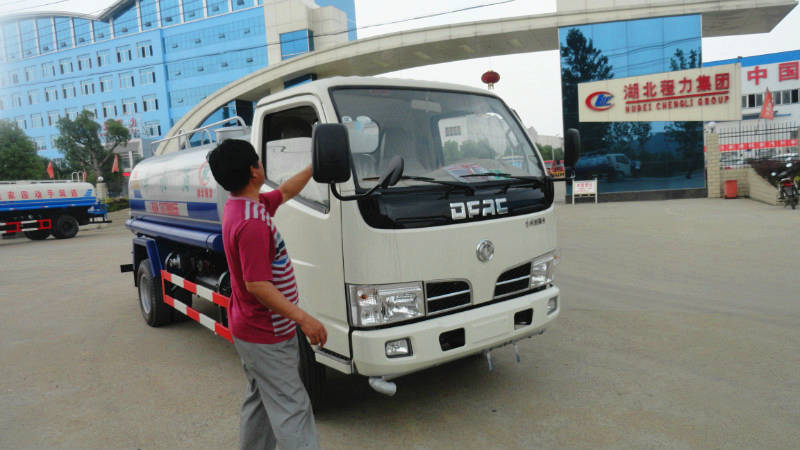 正在給5噸<a href=http://www.suruobin1220.com.cn/ssc target=_blank class=infotextkey>灑水車</a>做出廠前準備