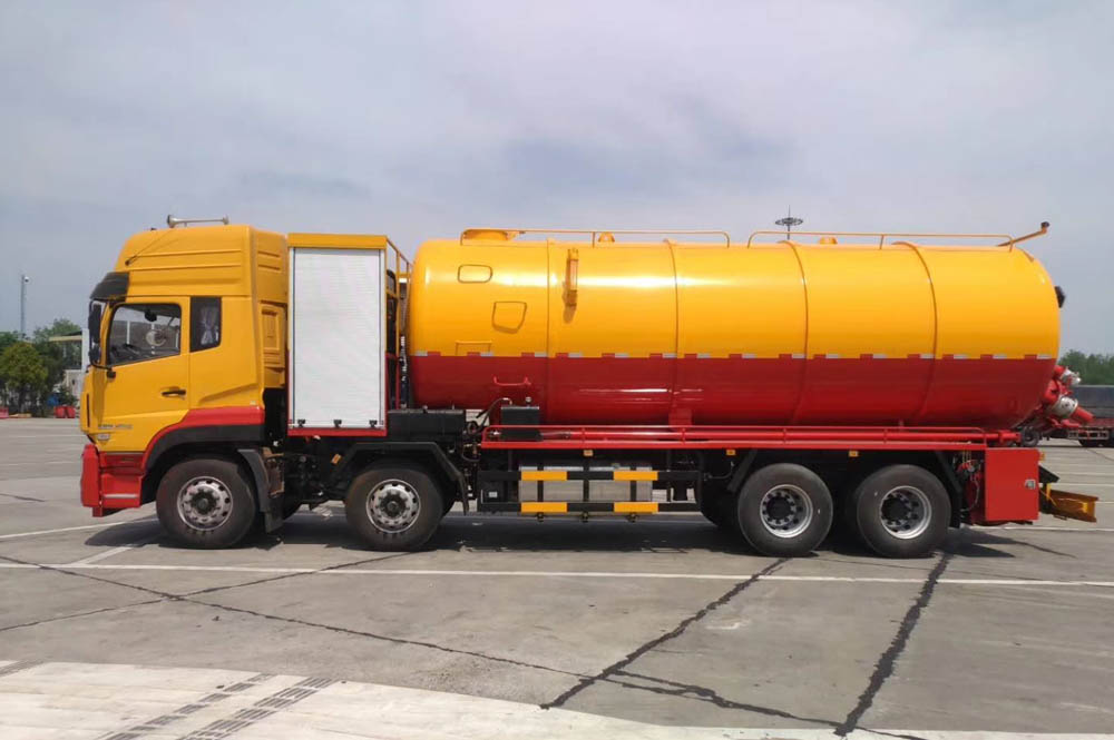 東風天龍前四后八國六清洗吸污車帶副發動機圖片2