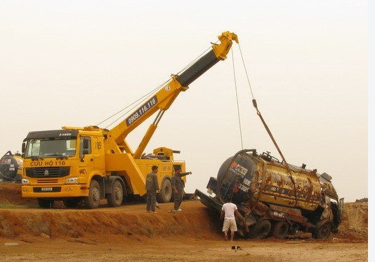 重型清障車(chē)將事故車(chē)輛吊起拖走作業(yè)圖
