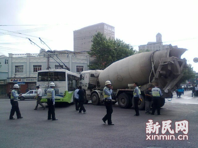 一輛19路電車(chē)在新閘路成都北路路口被一輛水泥<a href=http://www.suruobin1220.com.cn/jbc/ target=_blank class=infotextkey>攪拌車(chē)</a>攔腰撞擊，車(chē)毀嚴(yán)重。通訊員 殷佳維 攝