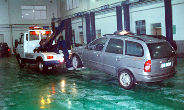 一拖一清障車(chē)將故障車(chē)拖進(jìn)修理廠修理