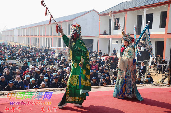 “人大代表號”大型流動<a href=http://www.suruobin1220.com.cn/wtc/ target=_blank class=infotextkey>舞臺車</a>駛進李村鎮(zhèn)