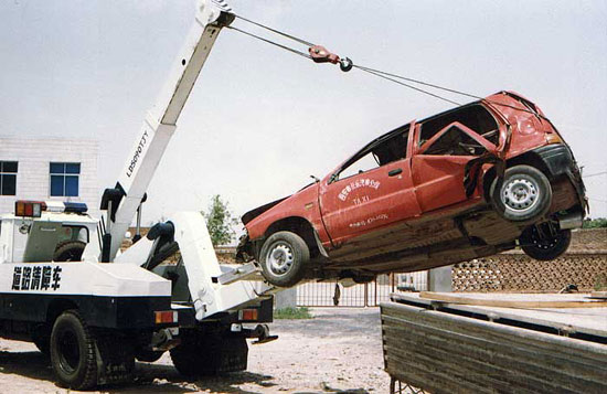 一拖一清障救援車(chē)吊起事故車(chē)