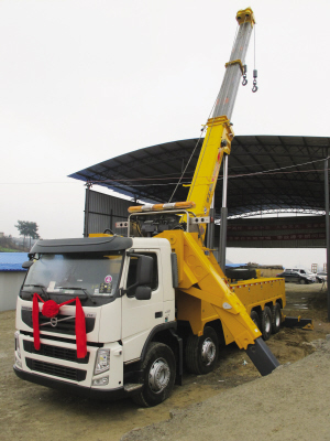 昨日，目前國內最大噸位的道路<a href=http://www.suruobin1220.com.cn/qzc/ target=_blank class=infotextkey>清障車</a>正式“落戶”貴陽。該清障車車價近300萬元，集吊裝、拖車于一體，最大起吊高度13.2米，最大拖牽重量54噸，最大起吊重量60噸，可安全快速地對交通事故中側翻的重型貨車、重型<a href=http://www.suruobin1220.com.cn/ygc/ target=_blank class=infotextkey>油罐車</a>等進行起吊、救援和拖運，及時恢復現場交通。曾秦 攝