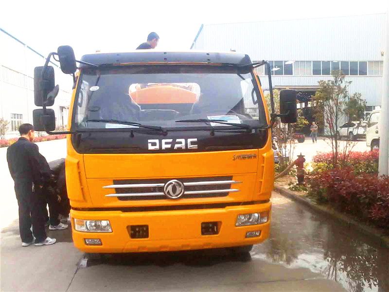 高壓清洗<a href=http://www.suruobin1220.com.cn/xifenche/ target=_blank class=infotextkey>吸糞車</a>正面圖